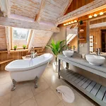 Vakantiehuis Lush With Bubble Bath And Sauna
