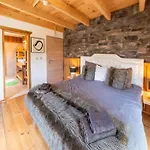 Vakantiehuis Lush With Bubble Bath And Sauna *