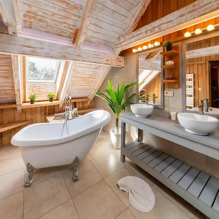 Holiday home Lush With Bubble Bath And Sauna