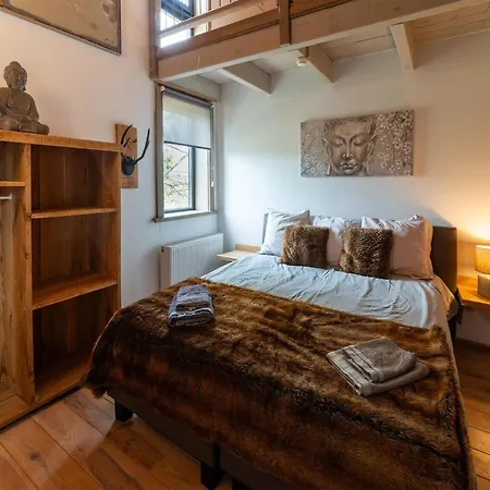 Holiday home Lush With Bubble Bath And Sauna Heure